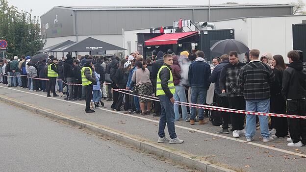 Rund 700 bis 800 Menschen, so sch&auml;tzt der Veranstalter, warteten geduldig auf ihren Schn&auml;ppchen-D&ouml;ner.