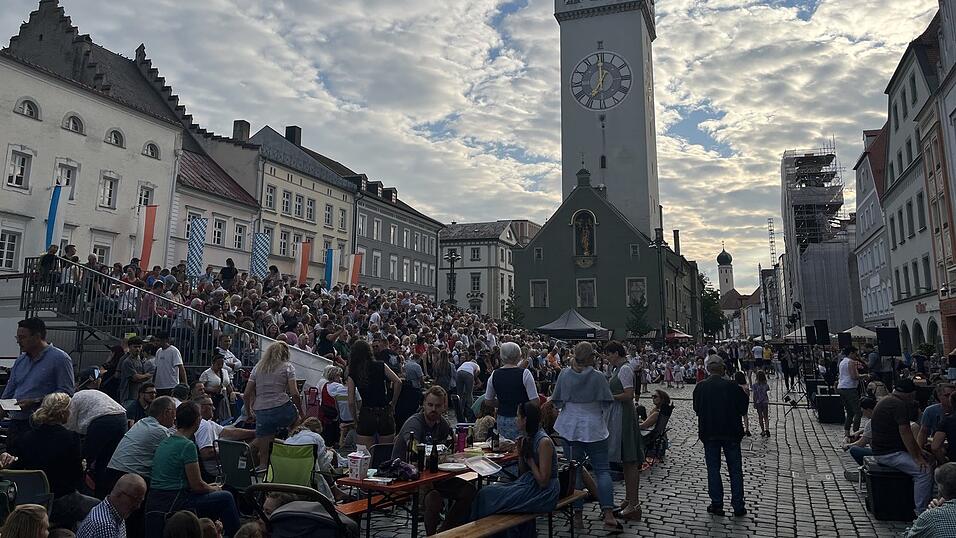 Mit Brotzeit, Getr&auml;nken und z&uuml;nftiger Musi l&auml;uteten die Straubingerinnen und Straubinger voller Vorfreude ihre 'F&uuml;nfte Jahreszeit' ein.