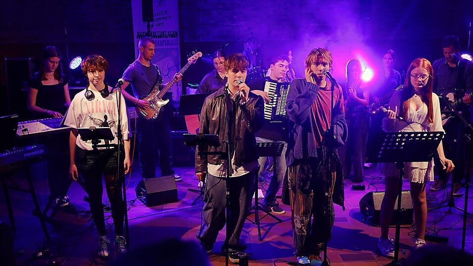 Die Realschulband nahm die Besucher mit auf eine musikalische Reise. Die Realschulband nahm die Besucher mit auf eine musikalische Reise.