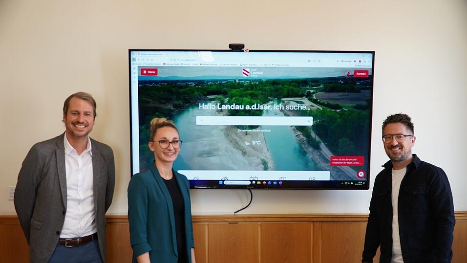 Landaus Bürgermeister Matthias Kohlmayer (v.l.), Pia Wimmer vom Kulturamt und Geschäftsleiter Alexander Oswald stellten am Freitag die neue Homepage vor.