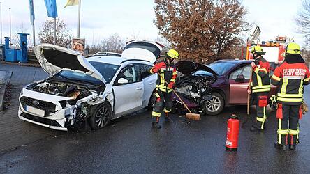 Beim Abbiegen &uuml;bersah der BMW-Fahrer den entgegenkommenden Ford, es kam zum Frontalzusammensto&szlig;. Die Feuerwehr Roding k&uuml;mmerte sich um die Absicherung der Unfallstelle.