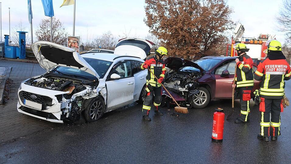 Beim Abbiegen &uuml;bersah der BMW-Fahrer den entgegenkommenden Ford, es kam zum Frontalzusammensto&szlig;. Die Feuerwehr Roding k&uuml;mmerte sich um die Absicherung der Unfallstelle.
