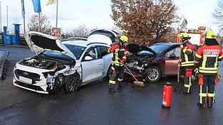 Beim Abbiegen &uuml;bersah der BMW-Fahrer den entgegenkommenden Ford, es kam zum Frontalzusammensto&szlig;. Die Feuerwehr Roding k&uuml;mmerte sich um die Absicherung der Unfallstelle.