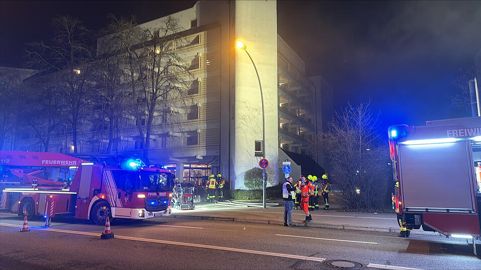 Der Brand war in der Tiefgarage eines gro&szlig;en Wohnhauses ausgebrochen.