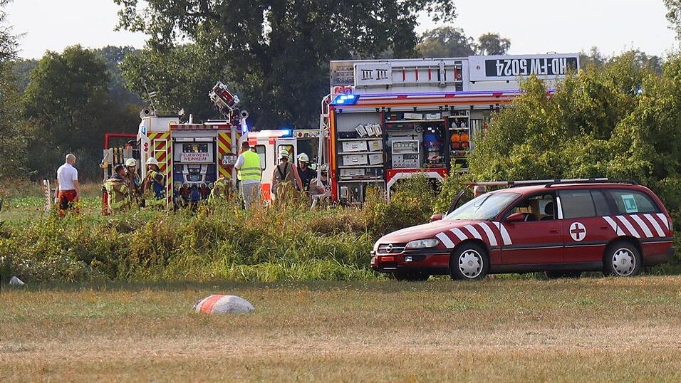 Das Flugzeug stürzte aus bislang ungeklärter Ursache ab. Das Flugzeug stürzte aus bislang ungeklärter Ursache ab.