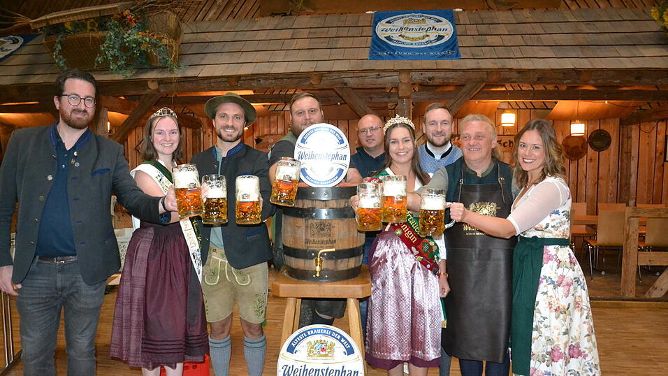Zusammen mit Bürgermeister Gerhard Betz (2. v. r.) freuten sich die Ehrengäste bei der Bierprobe am Freitagabend auf das 67. Hopfenfest in Nandlstadt, darunter die Vizehopfenkönigin Claudia Neumaier (2. v. l.) und die Bierkönigin der Hallertau, Martina Auer (4. v. r.). Zusammen mit Bürgermeister Gerhard Betz (2. v. r.) freuten sich die Ehrengäste bei der Bierprobe am Freitagabend auf das 67. Hopfenfest in Nandlstadt, darunter die Vizehopfenkönigin Claudia Neumaier (2. v. l.) und die Bierkönigin der Hallertau, Martina Auer (4. v. r.).