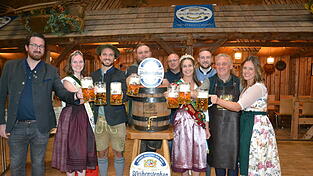 Zusammen mit Bürgermeister Gerhard Betz (2. v. r.) freuten sich die Ehrengäste bei der Bierprobe am Freitagabend auf das 67. Hopfenfest in Nandlstadt, darunter die Vizehopfenkönigin Claudia Neumaier (2. v. l.) und die Bierkönigin der Hallertau, Martina Auer (4. v. r.). Zusammen mit Bürgermeister Gerhard Betz (2. v. r.) freuten sich die Ehrengäste bei der Bierprobe am Freitagabend auf das 67. Hopfenfest in Nandlstadt, darunter die Vizehopfenkönigin Claudia Neumaier (2. v. l.) und die Bierkönigin der Hallertau, Martina Auer (4. v. r.).