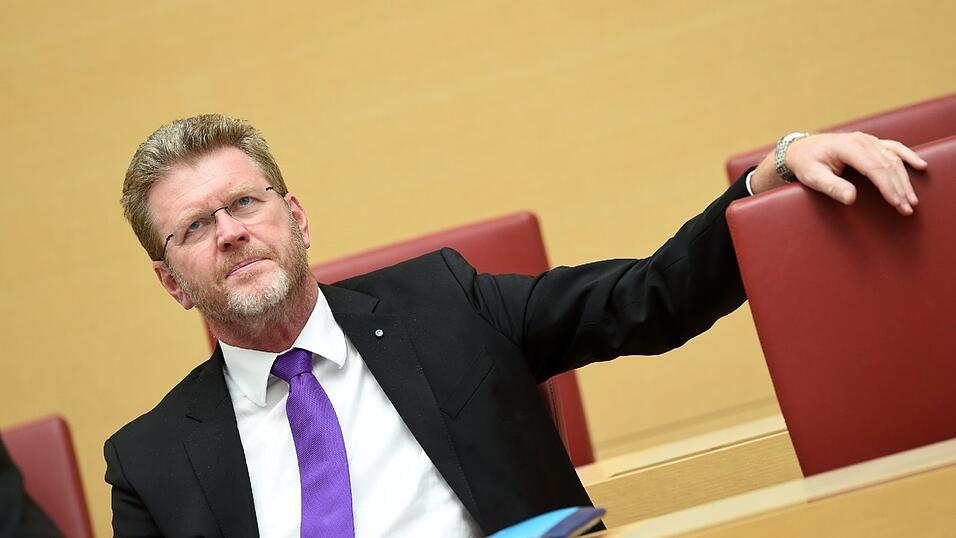 Staatskanzleichef Marcel Huber (CSU) rechtfertigt sein Vorgehen in der Bayern-Ei-Affäre - doch die SPD erhöht den Druck auf den früheren Umweltminister. Staatskanzleichef Marcel Huber (CSU) rechtfertigt sein Vorgehen in der Bayern-Ei-Affäre - doch die SPD erhöht den Druck auf den früheren Umweltminister.