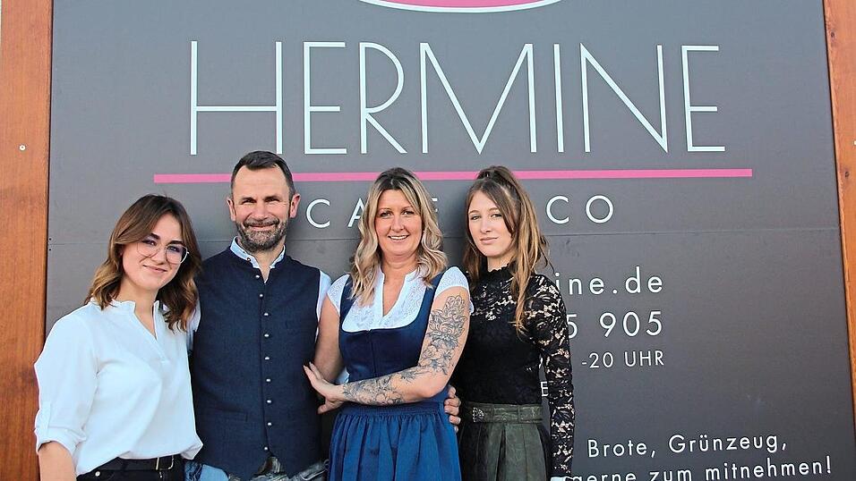 Die Familie Männicke - Alina, Günther, Tanja und Leni - freut sich auf ihre Gäste im Café 'Hermine'. Die Familie Männicke - Alina, Günther, Tanja und Leni - freut sich auf ihre Gäste im Café 'Hermine'.