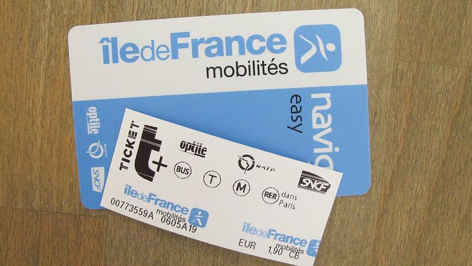 Statt Papier-Tickets gibt es in der Pariser Metro künftig elektronisch aufladbare Karten und Tickets auf dem Smartphone (Archivbild). Statt Papier-Tickets gibt es in der Pariser Metro künftig elektronisch aufladbare Karten und Tickets auf dem Smartphone (Archivbild).