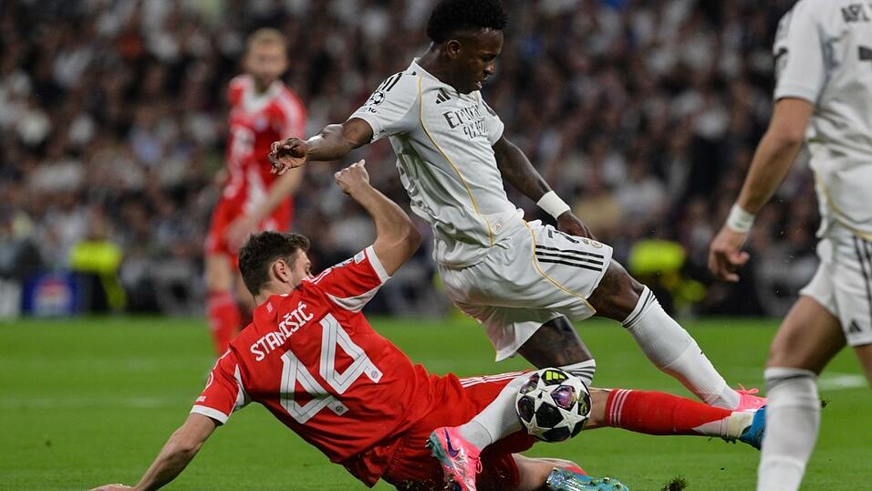 Josip Stanisic (l) bremst Reals St&uuml;rmerstar Vin&iacute;cius J&uacute;nior.