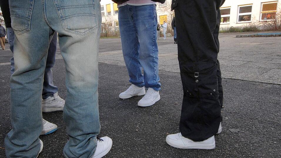 Die Zahl der straffällig gewordenen Kinder und Jugendlichen ist im vergangenen Jahr gesunken. (Symbolbild) Die Zahl der straffällig gewordenen Kinder und Jugendlichen ist im vergangenen Jahr gesunken. (Symbolbild)
