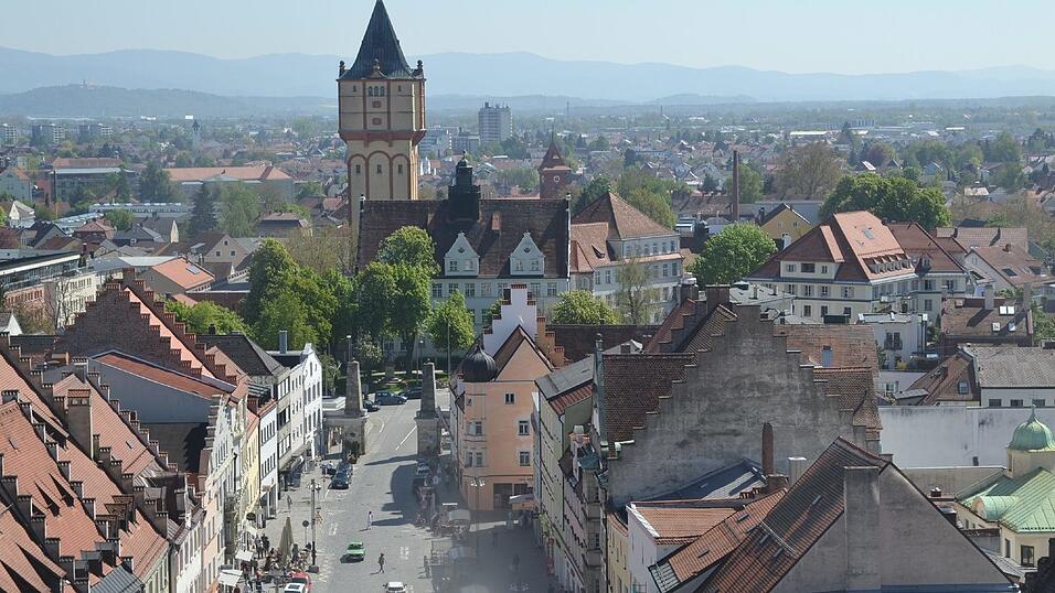 Besonders bei klarem Wetter geht der Ausblick nicht nur in die Stadt Straubing, sondern weit in den Gäuboden und in den Bayerischen Wald.