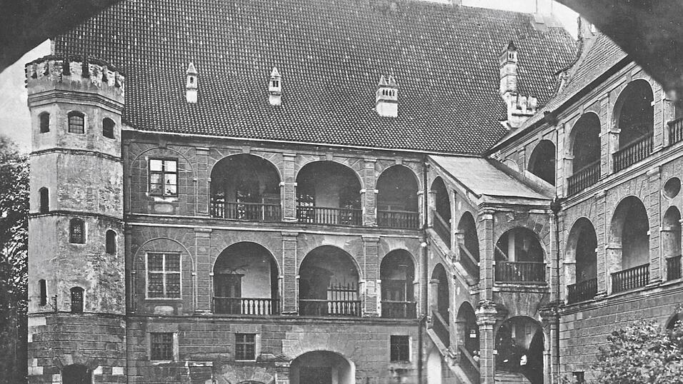 Auf der Burg Trausnitz wurde das mit Winterware für Soldaten gefüllte Lager geplündert. Auf der Burg Trausnitz wurde das mit Winterware für Soldaten gefüllte Lager geplündert.