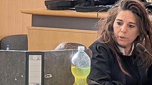 Strafverteidigerin Narine Schulz neben ihrem Mandanten.
