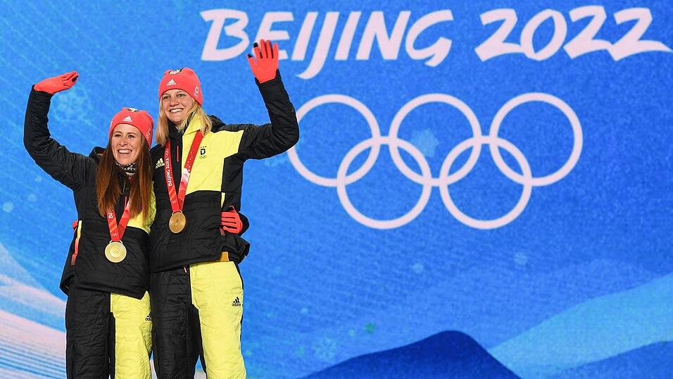 Victoria Carls gr&ouml;&szlig;ter Moment: Olympia-Gold 2022 im Teamsprint mit Katharina Hennig (l). (Archivbild)
