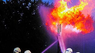 Um für die Einsätze vorbereitet zu sein, trainieren die Feuerwehrleute verschiedene Szenarien wie hier das Löschen einer Gasflamme. Mobile Brandcontaineranlagen und VR-Brillen erweitern die Übungsmöglichkeiten. Um für die Einsätze vorbereitet zu sein, trainieren die Feuerwehrleute verschiedene Szenarien wie hier das Löschen einer Gasflamme. Mobile Brandcontaineranlagen und VR-Brillen erweitern die Übungsmöglichkeiten.