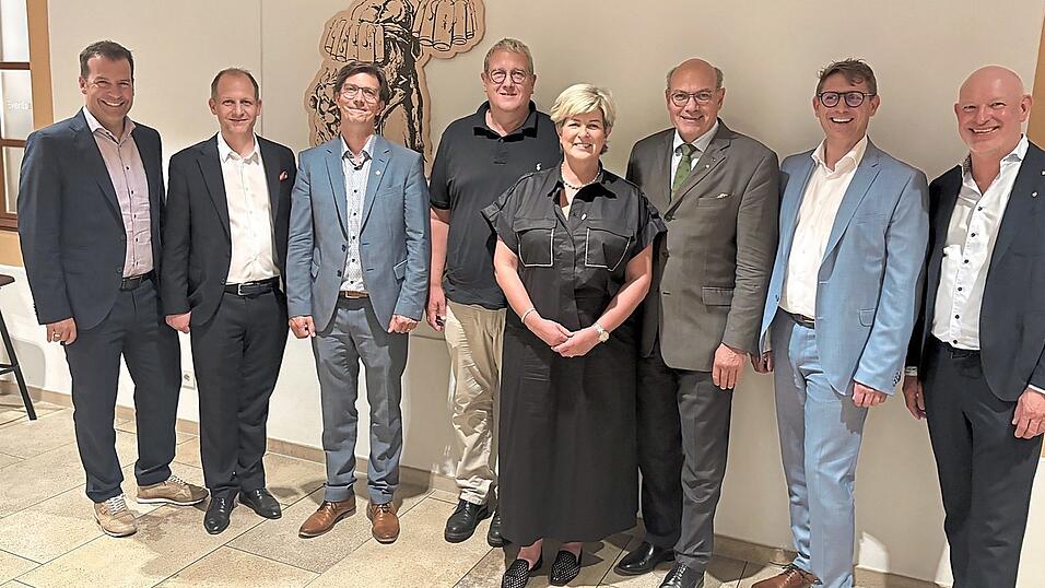 Die scheidende und neue Vorstandschaft des Rotary Clubs Dingolfing-Landau: Herbert Eberl, Andreas Thannhuber, Dr. Daniel Vergho, Max Mundt, Christina Ernst, Lorenz Freiherr Klein von Wisenberg, Andreas Mo&szlig;andl und Matthias Unterholzner (von links).