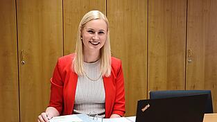 Schon in Bad Kötzting war Linda Pregler als Ordnungs- und Standesamtsleiterin tätig. Jetzt ist sie Leiterin des Ordnungsamtes in Cham. Schon in Bad Kötzting war Linda Pregler als Ordnungs- und Standesamtsleiterin tätig. Jetzt ist sie Leiterin des Ordnungsamtes in Cham.