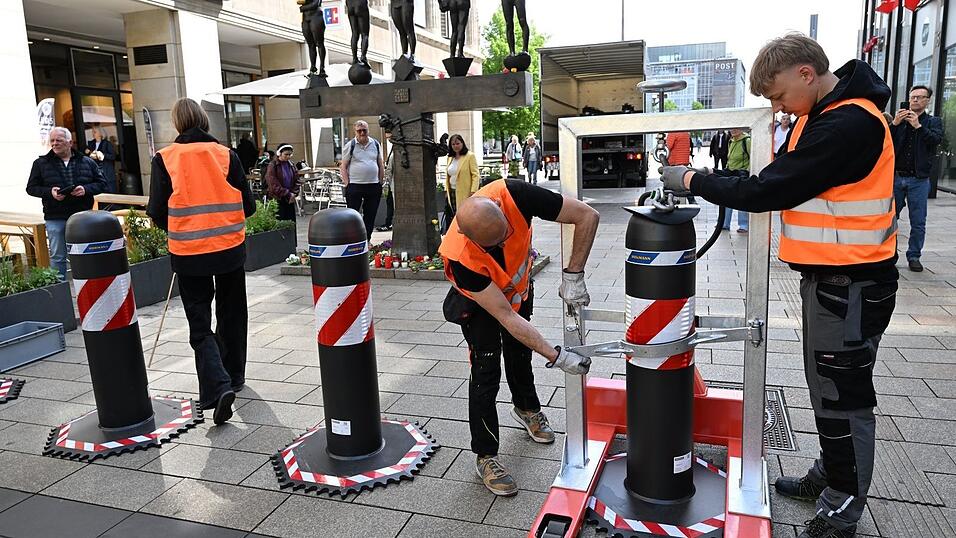 Leipzig stellt massive Sperren nach tödlicher Amokfahrt auf. Leipzig stellt massive Sperren nach tödlicher Amokfahrt auf.