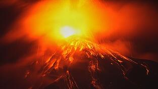 Aus dem Krater des Feuervulkans fließt Lava. Aus dem Krater des Feuervulkans fließt Lava.