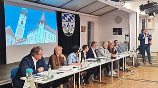 Jochen Meyer (r.) stellte im Stadtrat das Ideenkonzept f&uuml;r die &Ouml;ffentlichkeitsbegleitung im Rahmen der Neugestaltung vor.