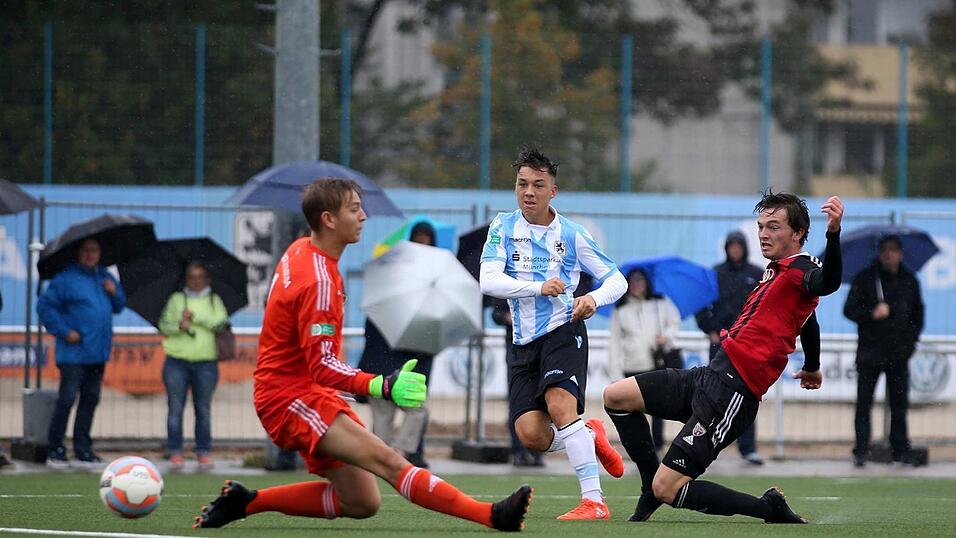 Julian Justvan kickte bis vor Kurzem im blau-weißen Trikot des TSV 1860 München. Jetzt wechselt er zum VfL Wolfsburg, der nach gewonnenerRelegation weiterhin in der 1. Bundesliga spielt. Julian Justvan kickte bis vor Kurzem im blau-weißen Trikot des TSV 1860 München. Jetzt wechselt er zum VfL Wolfsburg, der nach gewonnenerRelegation weiterhin in der 1. Bundesliga spielt.