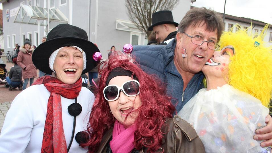 Viele Faschings-Fans haben sich am Samstag den Umzug in Langenbach angesehen. Viele Faschings-Fans haben sich am Samstag den Umzug in Langenbach angesehen.