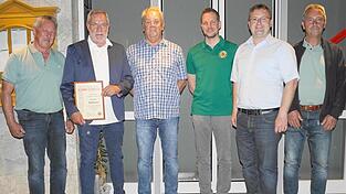 Lothar Greisinger und Geschäftsführer Hans-Christoph Holzner überreichten an Norbert Hoffmann die Ernennungsurkunde zum Ehrenmitglied. Sigi Brey wurde zum Ehrenmedaillenträger ernannt. Lothar Greisinger und Geschäftsführer Hans-Christoph Holzner überreichten an Norbert Hoffmann die Ernennungsurkunde zum Ehrenmitglied. Sigi Brey wurde zum Ehrenmedaillenträger ernannt.