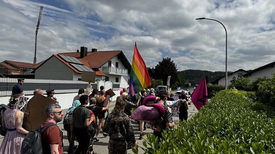 'Tuntenhaus'-Bewohner und einige Wörther zogen am Samstag durch Wörth an der Isar, weil sie um den Fortbestand ihres Wohnprojekts fürchten. 