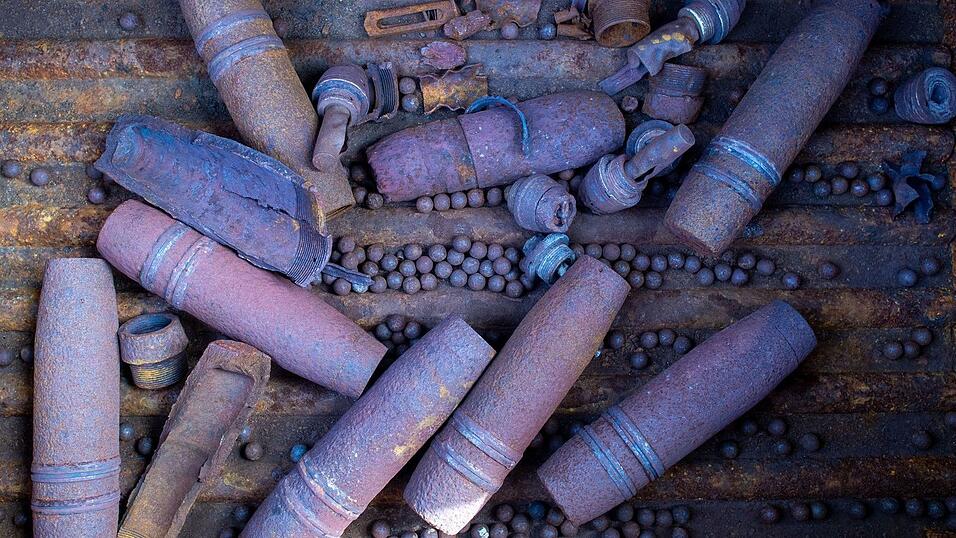 Mit einem Weltkriegsgeschoss im Gesäß hat ein junger Mann in Frankreich einen Einsatz des Kampfmittelräumdienstes in einer Klinik ausgelöst. (Symbolbild) Mit einem Weltkriegsgeschoss im Gesäß hat ein junger Mann in Frankreich einen Einsatz des Kampfmittelräumdienstes in einer Klinik ausgelöst. (Symbolbild)
