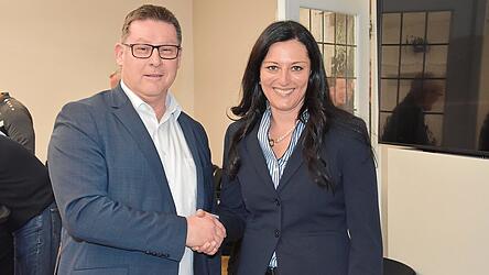 Noch-B&uuml;rgermeister Helmut Fichtner gratuliert Karoline Fritz-Ertlmaier zum Wahlerfolg.
