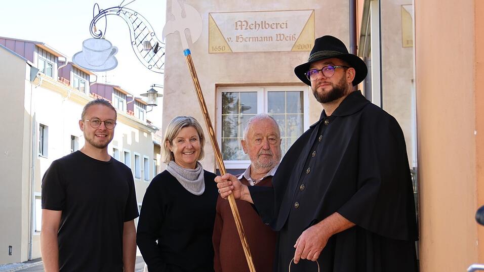 Bis ins 17. Jahrhundert lassen sich Bäckerei und Mehlberei in der Chamer Straße zurückverfolgen. Bei der Nachtwächterwanderung ist die Bäckerei Weiß eine von mehreren Stationen, an denen die Teilnehmer interessante Einblicke in Rodinger Handwerksbetriebe erhalten. Darauf freuen sich (von links) Sebastian Gabler und Birgit Lehner vom Tourismusbüro, Geschichtsexperte Peter Reidl und Johannes Batzl, einer von acht Nachtwächtern. Bis ins 17. Jahrhundert lassen sich Bäckerei und Mehlberei in der Chamer Straße zurückverfolgen. Bei der Nachtwächterwanderung ist die Bäckerei Weiß eine von mehreren Stationen, an denen die Teilnehmer interessante Einblicke in Rodinger Handwerksbetriebe erhalten. Darauf freuen sich (von links) Sebastian Gabler und Birgit Lehner vom Tourismusbüro, Geschichtsexperte Peter Reidl und Johannes Batzl, einer von acht Nachtwächtern.