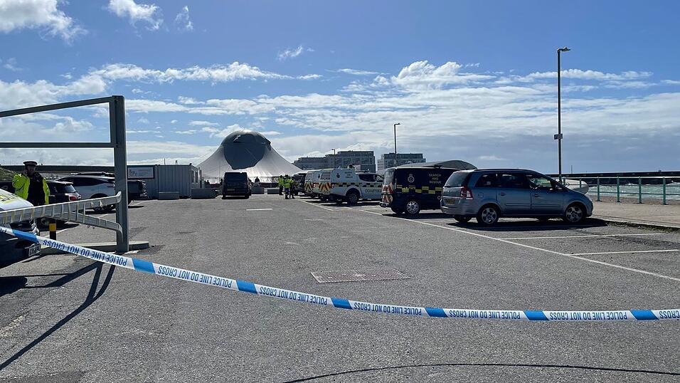 Vor Brighton wurden drei Leichen entdeckt. Die Polizei ermittelt. Vor Brighton wurden drei Leichen entdeckt. Die Polizei ermittelt.