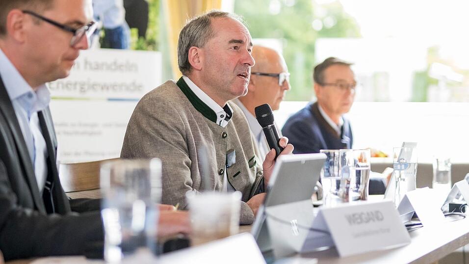 Wirtschaftsminister Hubert Aiwanger sieht großes Energiepotenzial in Bayerns Seen und Flüssen. Wirtschaftsminister Hubert Aiwanger sieht großes Energiepotenzial in Bayerns Seen und Flüssen.