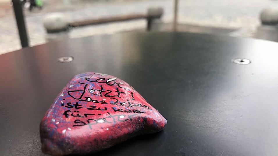 Die bunten Wandersteine der Ergoldsbacherin kann man auch an verschiedenen Orten in Straubing finden.
