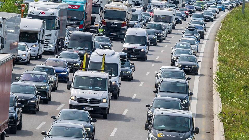 Mit dem Start der Sommerferien in Bayern erwartet der ADAC ein staureiches Wochenende. (Symbolbild)