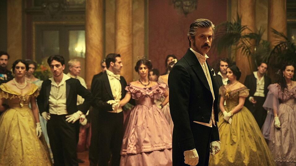 Kim Rossi Stuart (vorne) spielt Don Fabrizio, den Fürst von Salina. Kim Rossi Stuart (vorne) spielt Don Fabrizio, den Fürst von Salina.