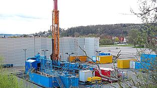 Bei Bohrungen in Altdorf stieß man 2008 auf 65 Grad heißes Tiefenwasser. 2012 gab es eine zweite Bohrung auf dem Gelände der Alten Ziegelei (im Bild). Auch dafür erhält die Gemeinde Schadensersatz.