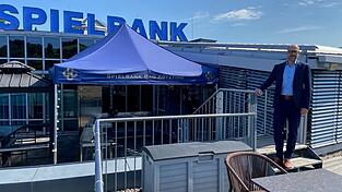 Von der Dachterrasse der Spielbank bietet sich ein toller Ausblick: Aber auch die Bilanz für die erste Jahreshälfte sorgt bei Spielbankdirektor Andreas Weigert für gute Laune.