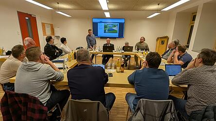 Erstmals tagte der Gemeinderat im neuen Bürgersaal der Gemeinde, im Erdgeschoss der sanierten Grundschule. Auch Trauungen sollen künftig hier stattfinden. Erstmals tagte der Gemeinderat im neuen Bürgersaal der Gemeinde, im Erdgeschoss der sanierten Grundschule. Auch Trauungen sollen künftig hier stattfinden.