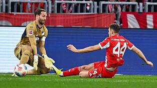 Nationaltorwart Oliver Baumann (l) hielt in M&uuml;nchen trotz f&uuml;nf Gegentoren sehr gut. Nach dem Spiel &auml;u&szlig;erte sich der Kapit&auml;n zu den Querelen im Verein.