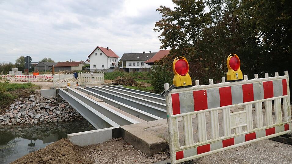 Aktuell wird die sogenannte 'Heubr&uuml;cke' in der Laberstra&szlig;e beim Fu&szlig;ballplatz saniert. K&uuml;rzlich wurden die neuen Stahltr&auml;ger eingehoben.
