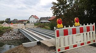 Aktuell wird die sogenannte 'Heubrücke' in der Laberstraße beim Fußballplatz saniert. Kürzlich wurden die neuen Stahlträger eingehoben. Aktuell wird die sogenannte 'Heubrücke' in der Laberstraße beim Fußballplatz saniert. Kürzlich wurden die neuen Stahlträger eingehoben.