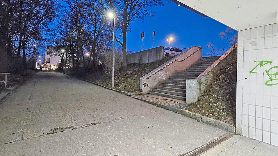 Für den Weg der Bahnhofsunterführung zu den Parkplätzen und Radständern wird eine zusätzliche Beleuchtung überlegt. Für den Weg der Bahnhofsunterführung zu den Parkplätzen und Radständern wird eine zusätzliche Beleuchtung überlegt.