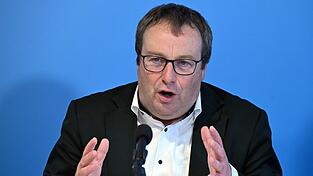 NRW-Verkehrsminister Krischer hat eine Warnung an seinen Amtskollegen im Bund. (Archivbild)