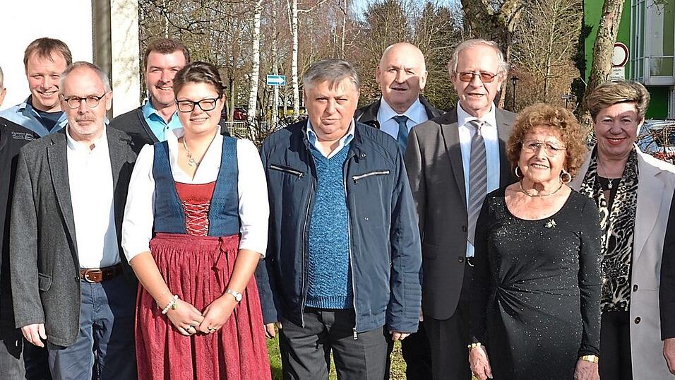 Pfarrgemeinder&auml;te und der Kirchenverwaltungen mit (v. l.) Heribert Zenk, Andreas Sedlmeier, Florian Frank, Michael Friedl, Stefan Schinagl, Birgit K&ouml;gl und Klaus Habel, Pfarrer Josef Paulus sowie B&uuml;rgermeister Josef Reiser und seine Stellvertreterin Hannelore Langwieser (v. r.) gratulierten dem Jubilar (4. v. r.), mit Elsa Forster an seiner Seite.