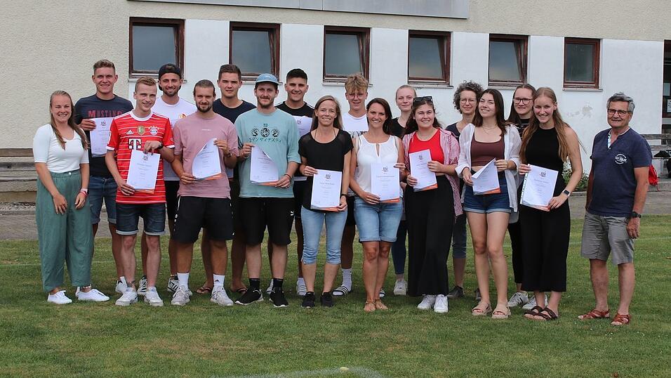 Die Lehrgangsleiter Hannah Schmideder (links) und Georg Hofer (rechts) gratulierten den 16 Teilnehmern zur erfolgreich bestandenen &Uuml;bungsleiterausbildung.