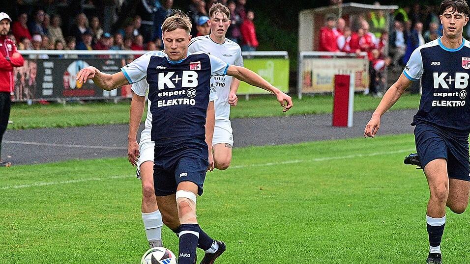 Roding mit Justin Lysyuk (am Ball) strebt in Teisbach den zweiten Saisondreier an.