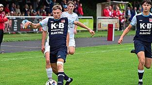 Roding mit Justin Lysyuk (am Ball) strebt in Teisbach den zweiten Saisondreier an.